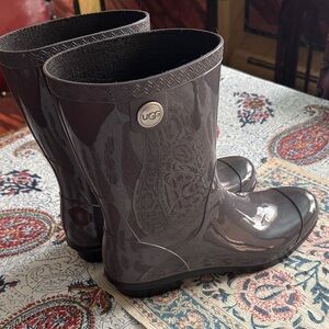 UGG Women's Glossy Charcoal
/ purple hue  Rain Boots